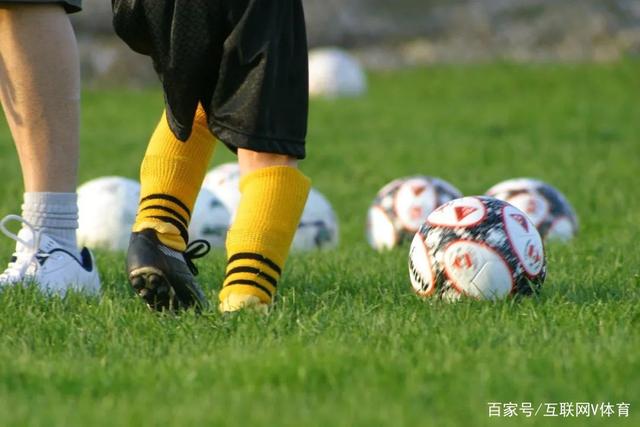 祖巴茨左脚踝受伤拄拐离场，明日出战雄鹿不乐观